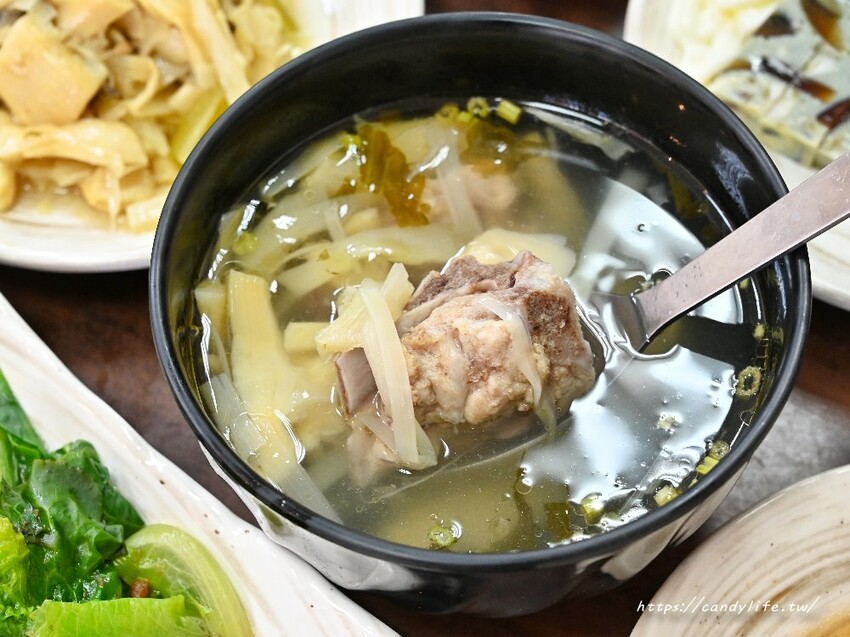 回嘉火雞肉飯｜不必跑嘉義，在台中也可以吃到道地嘉義火雞肉飯，還有限量火雞肉片，一天只賣4份～