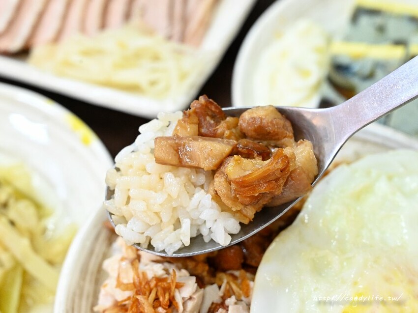 回嘉火雞肉飯｜不必跑嘉義，在台中也可以吃到道地嘉義火雞肉飯，還有限量火雞肉片，一天只賣4份～
