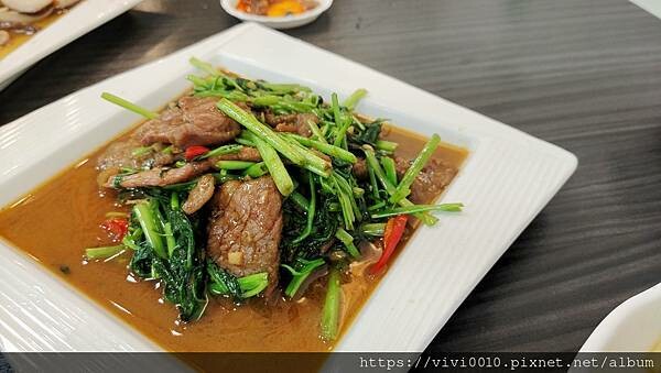 桃園.復興-角板山採山人山產料理，上台地停車場旁第一間，方便又美味，吃完還能逛角板山公園!