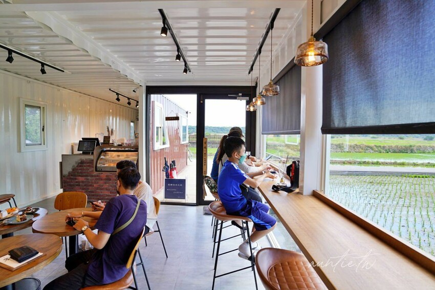 【台中】蜜境，看著稻浪喝咖啡，忘憂谷裡的秘境咖啡廳，貨櫃屋咖啡