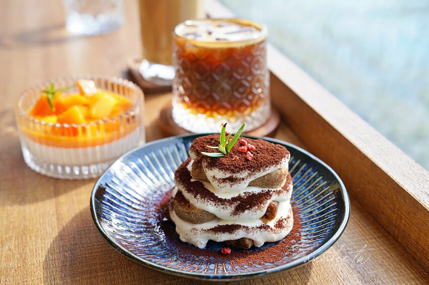 【台中】蜜境，看著稻浪喝咖啡，忘憂谷裡的秘境咖啡廳，貨櫃屋咖啡