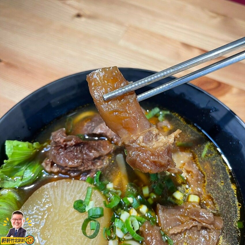 大推火牛滷豬腳乾拌麵.半筋半肉麵.剁蝦蒸餃 值得一訪再訪！