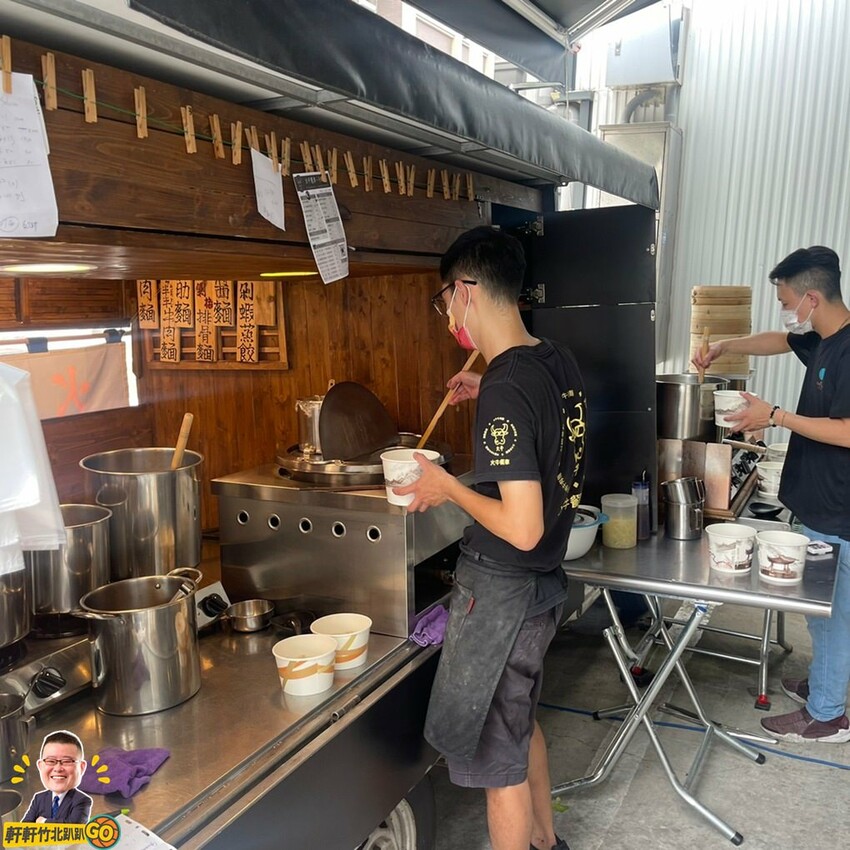 大推火牛滷豬腳乾拌麵.半筋半肉麵.剁蝦蒸餃 值得一訪再訪！