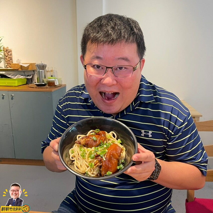 大推火牛滷豬腳乾拌麵.半筋半肉麵.剁蝦蒸餃 值得一訪再訪！