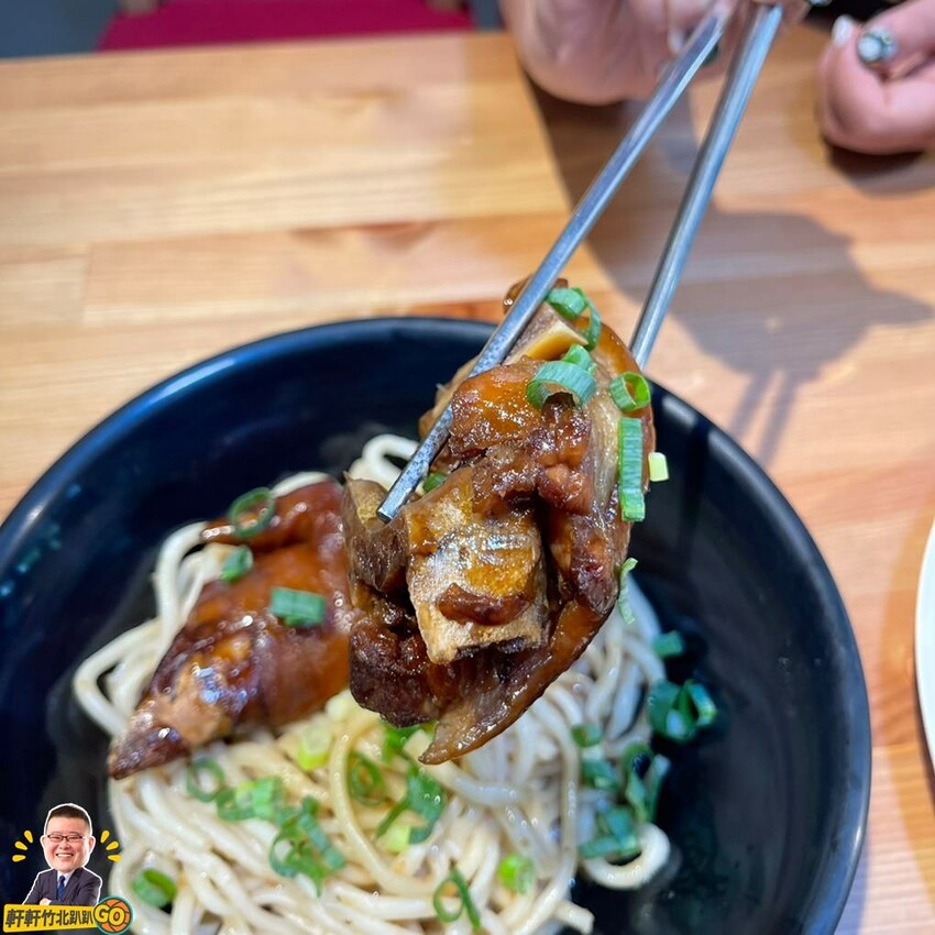 大推火牛滷豬腳乾拌麵.半筋半肉麵.剁蝦蒸餃 值得一訪再訪！