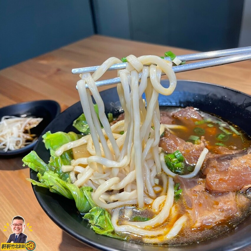 大推火牛滷豬腳乾拌麵.半筋半肉麵.剁蝦蒸餃 值得一訪再訪！