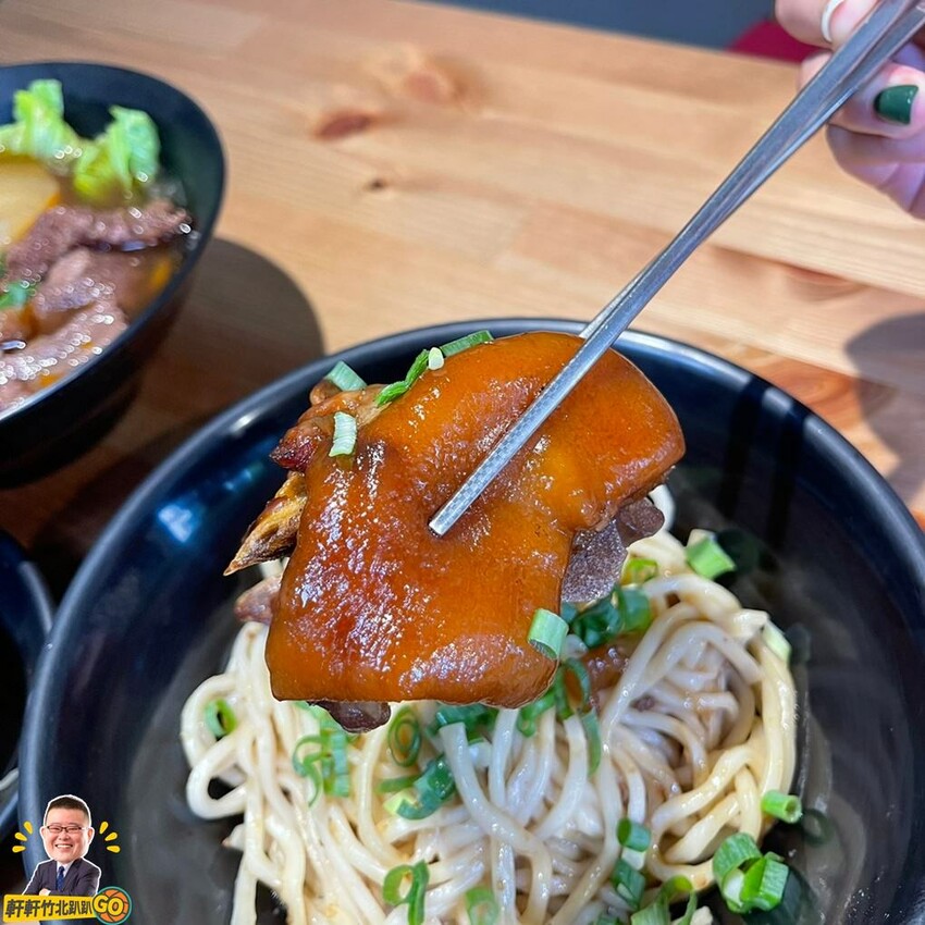 大推火牛滷豬腳乾拌麵.半筋半肉麵.剁蝦蒸餃 值得一訪再訪！