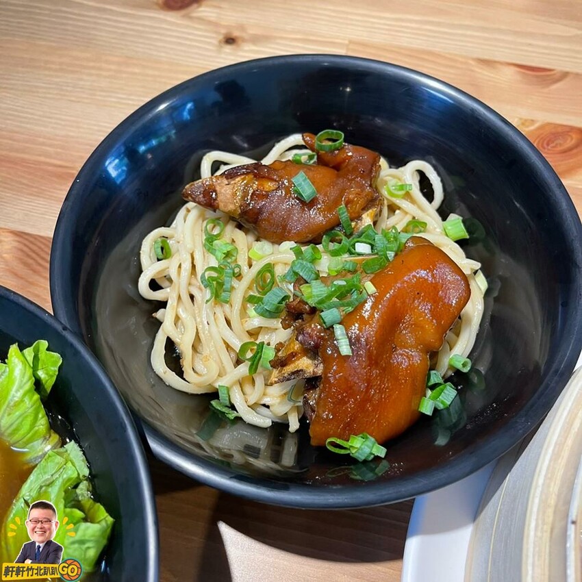 大推火牛滷豬腳乾拌麵.半筋半肉麵.剁蝦蒸餃 值得一訪再訪！