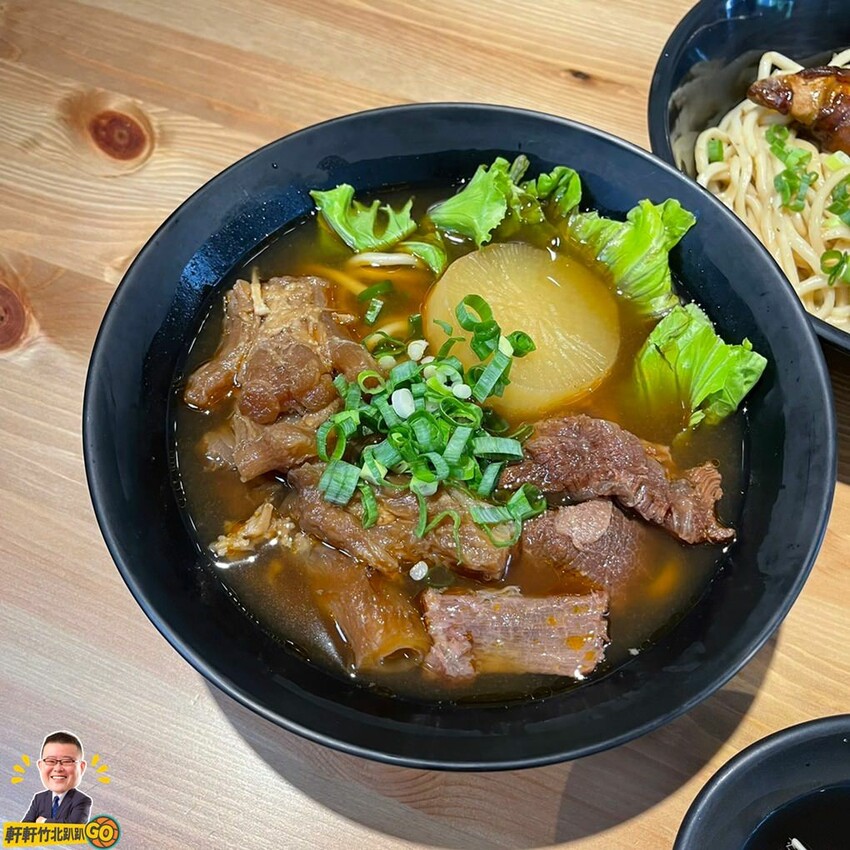 大推火牛滷豬腳乾拌麵.半筋半肉麵.剁蝦蒸餃 值得一訪再訪！