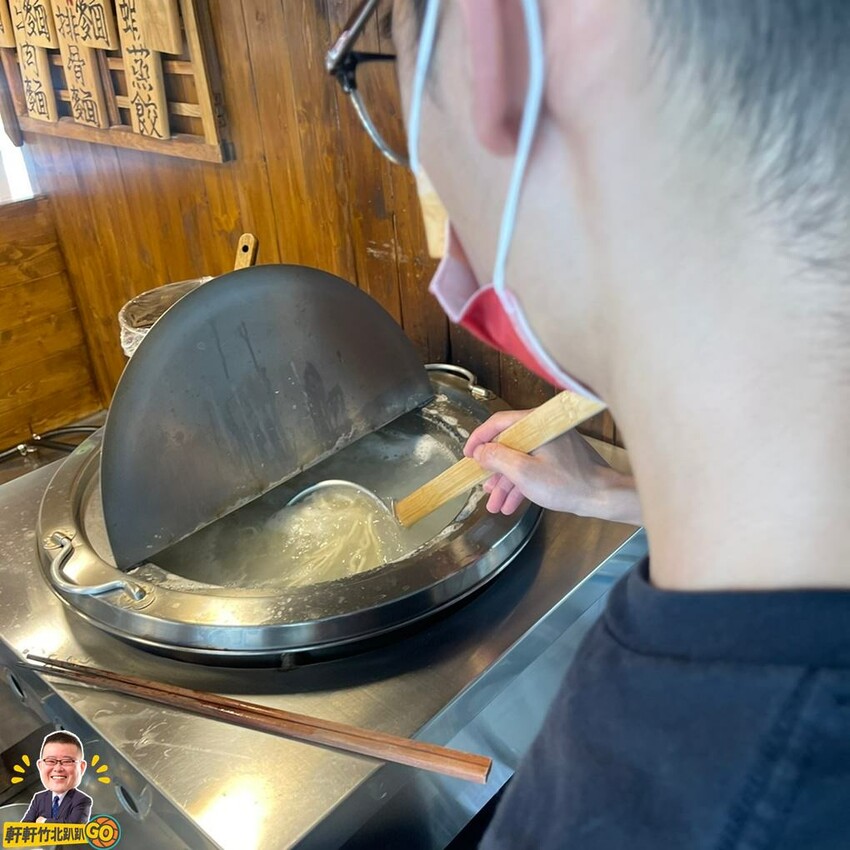 大推火牛滷豬腳乾拌麵.半筋半肉麵.剁蝦蒸餃 值得一訪再訪！
