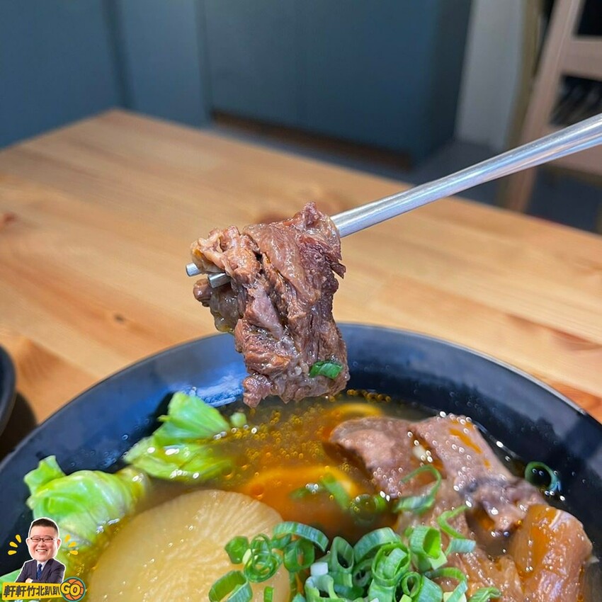 大推火牛滷豬腳乾拌麵.半筋半肉麵.剁蝦蒸餃 值得一訪再訪！