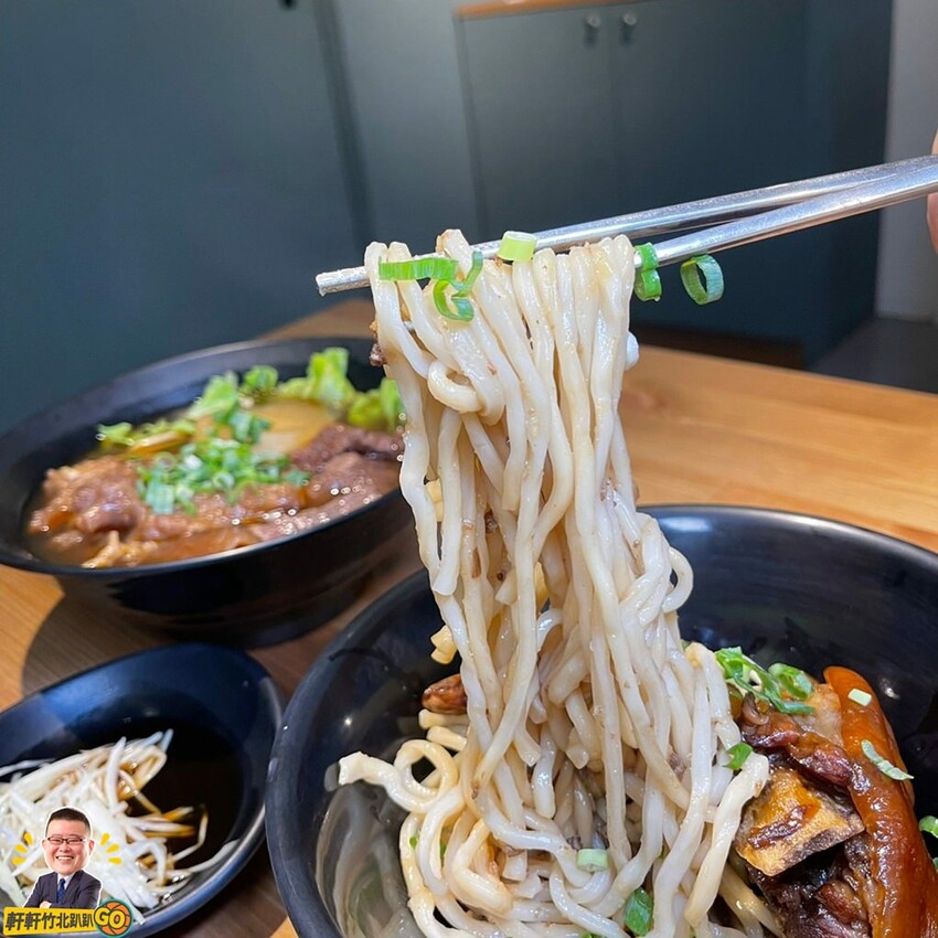 大推火牛滷豬腳乾拌麵.半筋半肉麵.剁蝦蒸餃 值得一訪再訪！