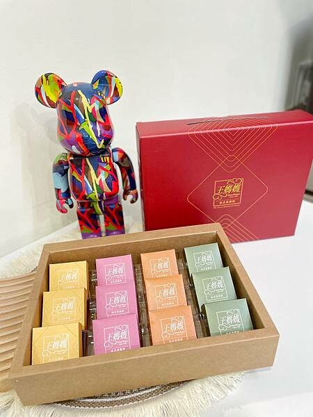 百分百純手工的溫馨酥，『王媽媽法式溫馨酥』入口即化，口感酥鬆～熱銷20餘年到香港澳門的台法混搭風格鳳梨酥～奶香十足，有鳳梨酥、鳳凰酥、土鳳梨酥、抹茶酥、抹鳳酥，每一種口味都非常好吃😋