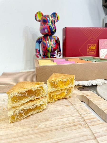 百分百純手工的溫馨酥，『王媽媽法式溫馨酥』入口即化，口感酥鬆～熱銷20餘年到香港澳門的台法混搭風格鳳梨酥～奶香十足，有鳳梨酥、鳳凰酥、土鳳梨酥、抹茶酥、抹鳳酥，每一種口味都非常好吃😋