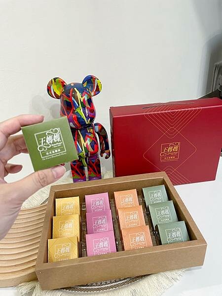 百分百純手工的溫馨酥，『王媽媽法式溫馨酥』入口即化，口感酥鬆～熱銷20餘年到香港澳門的台法混搭風格鳳梨酥～奶香十足，有鳳梨酥、鳳凰酥、土鳳梨酥、抹茶酥、抹鳳酥，每一種口味都非常好吃😋