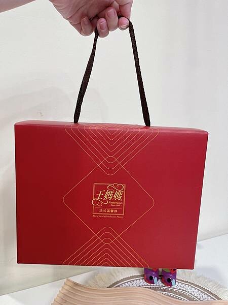 百分百純手工的溫馨酥，『王媽媽法式溫馨酥』入口即化，口感酥鬆～熱銷20餘年到香港澳門的台法混搭風格鳳梨酥～奶香十足，有鳳梨酥、鳳凰酥、土鳳梨酥、抹茶酥、抹鳳酥，每一種口味都非常好吃😋