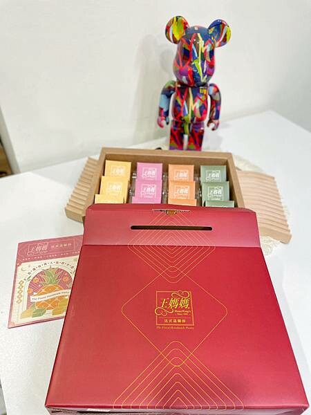 百分百純手工的溫馨酥，『王媽媽法式溫馨酥』入口即化，口感酥鬆～熱銷20餘年到香港澳門的台法混搭風格鳳梨酥～奶香十足，有鳳梨酥、鳳凰酥、土鳳梨酥、抹茶酥、抹鳳酥，每一種口味都非常好吃😋