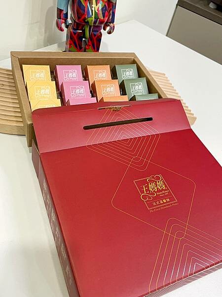 百分百純手工的溫馨酥，『王媽媽法式溫馨酥』入口即化，口感酥鬆～熱銷20餘年到香港澳門的台法混搭風格鳳梨酥～奶香十足，有鳳梨酥、鳳凰酥、土鳳梨酥、抹茶酥、抹鳳酥，每一種口味都非常好吃😋