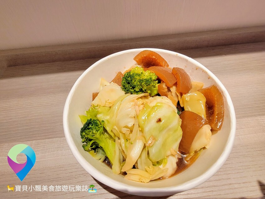 [食]桃園龍潭 可口傳統滷味 國民美食平價經濟首選 櫥窗內琳瑯滿目多樣化可口的小菜 搭配可口酸菜 滷味就是吃這一味