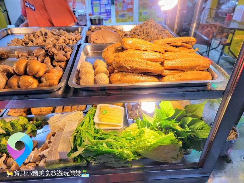 [食]桃園龍潭 可口傳統滷味 國民美食平價經濟首選 櫥窗內琳瑯滿目多樣化可口的小菜 搭配可口酸菜 滷味就是吃這一味