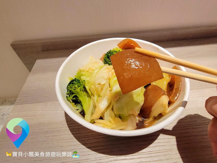 [食]桃園龍潭 可口傳統滷味 國民美食平價經濟首選 櫥窗內琳瑯滿目多樣化可口的小菜 搭配可口酸菜 滷味就是吃這一味