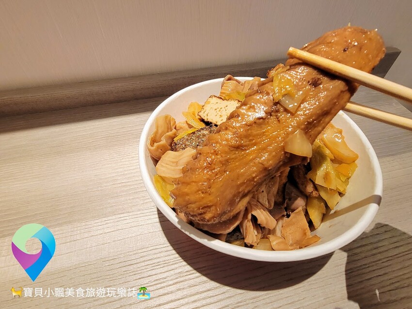 [食]桃園龍潭 可口傳統滷味 國民美食平價經濟首選 櫥窗內琳瑯滿目多樣化可口的小菜 搭配可口酸菜 滷味就是吃這一味