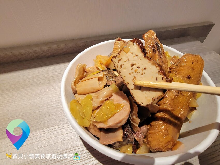 [食]桃園龍潭 可口傳統滷味 國民美食平價經濟首選 櫥窗內琳瑯滿目多樣化可口的小菜 搭配可口酸菜 滷味就是吃這一味