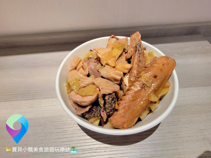 [食]桃園龍潭 可口傳統滷味 國民美食平價經濟首選 櫥窗內琳瑯滿目多樣化可口的小菜 搭配可口酸菜 滷味就是吃這一味