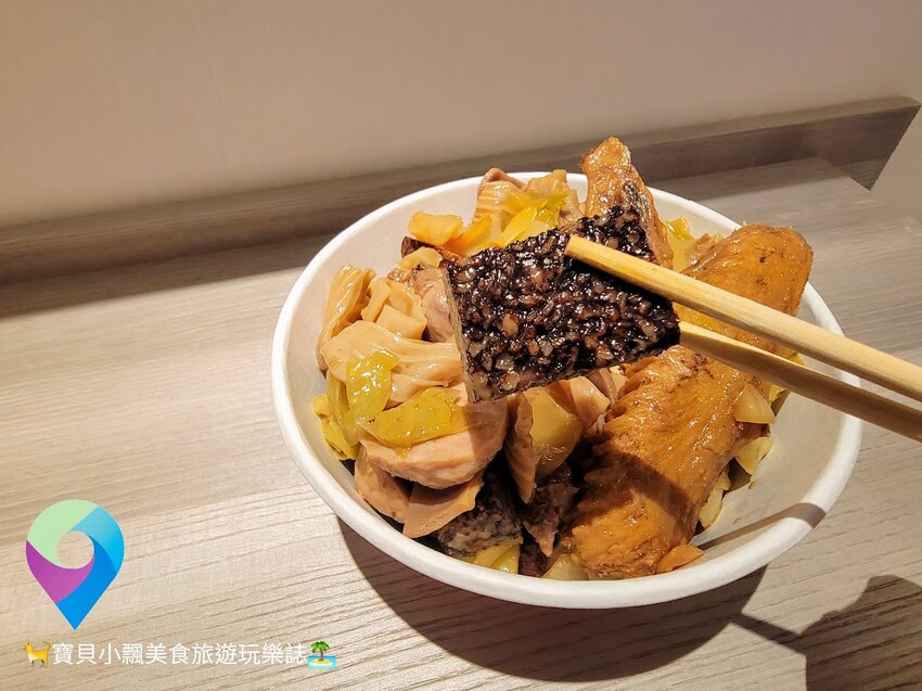 [食]桃園龍潭 可口傳統滷味 國民美食平價經濟首選 櫥窗內琳瑯滿目多樣化可口的小菜 搭配可口酸菜 滷味就是吃這一味