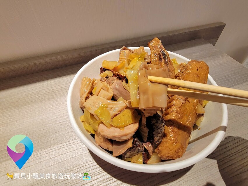 [食]桃園龍潭 可口傳統滷味 國民美食平價經濟首選 櫥窗內琳瑯滿目多樣化可口的小菜 搭配可口酸菜 滷味就是吃這一味