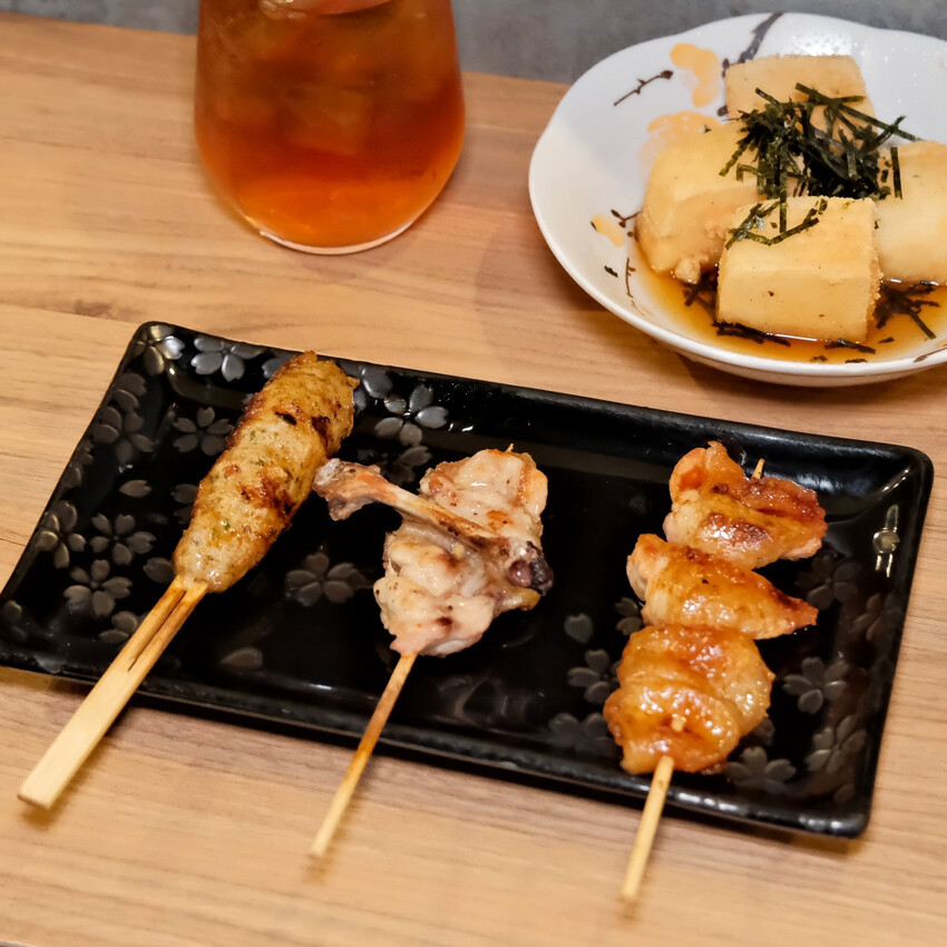 【林口美食推薦】鳥籠炭火燒鳥～林口日式平價串燒料理、超道地日式居酒屋～林口居酒屋推薦～附菜單