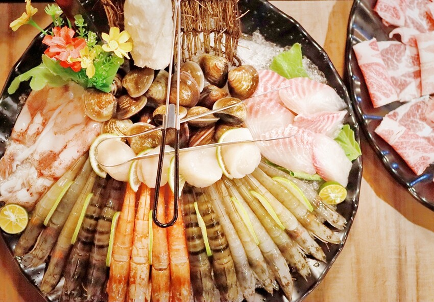 桃園鍋物/中壢瘋一鍋頂鮮鍋物,網路評價高達滿分五顆星的鍋物,我們來朝聖囉