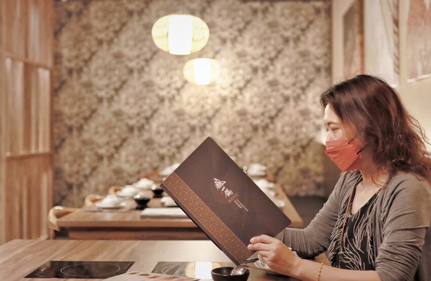 桃園鍋物/中壢瘋一鍋頂鮮鍋物,網路評價高達滿分五顆星的鍋物,我們來朝聖囉