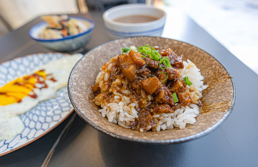 可挑戰全台最美的魯肉飯店，入口有夠神秘，也有許多特色湯品，十分特別又舒適具反差萌的特色小吃｜有魯肉