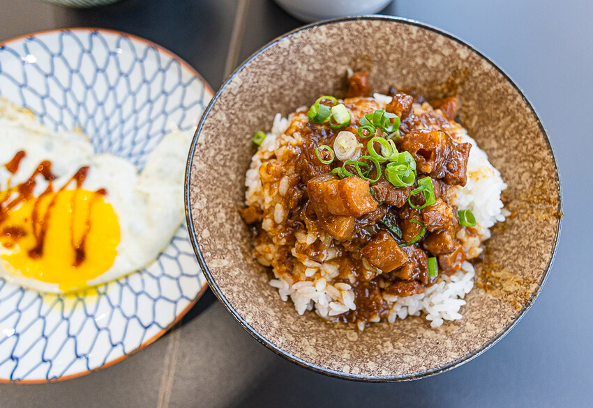 可挑戰全台最美的魯肉飯店，入口有夠神秘，也有許多特色湯品，十分特別又舒適具反差萌的特色小吃｜有魯肉