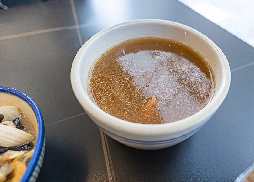 可挑戰全台最美的魯肉飯店，入口有夠神秘，也有許多特色湯品，十分特別又舒適具反差萌的特色小吃｜有魯肉