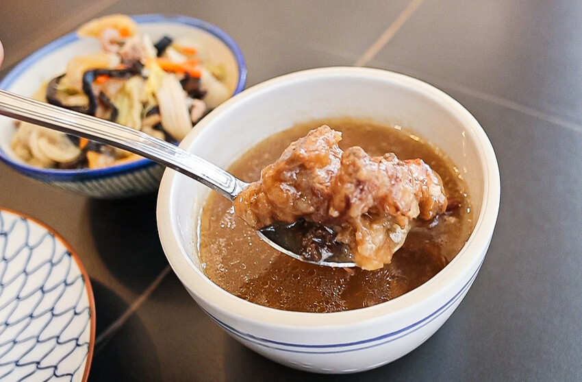 可挑戰全台最美的魯肉飯店，入口有夠神秘，也有許多特色湯品，十分特別又舒適具反差萌的特色小吃｜有魯肉