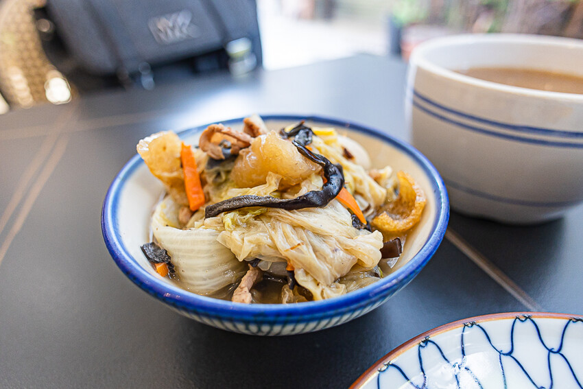 可挑戰全台最美的魯肉飯店，入口有夠神秘，也有許多特色湯品，十分特別又舒適具反差萌的特色小吃｜有魯肉