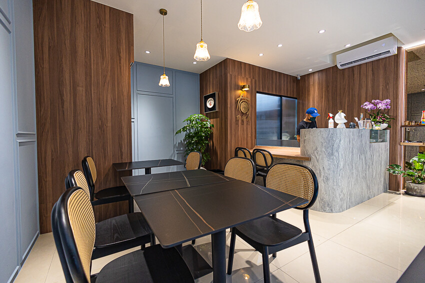 可挑戰全台最美的魯肉飯店，入口有夠神秘，也有許多特色湯品，十分特別又舒適具反差萌的特色小吃｜有魯肉