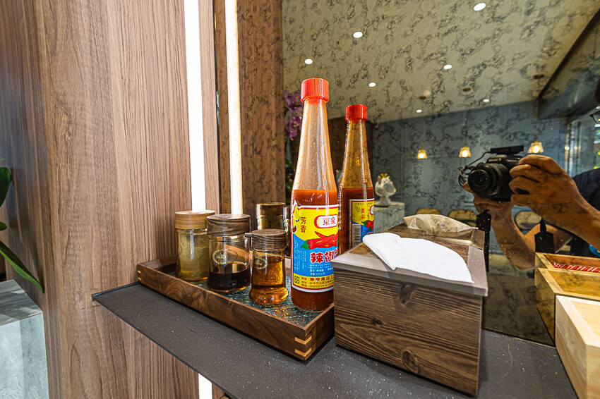 可挑戰全台最美的魯肉飯店，入口有夠神秘，也有許多特色湯品，十分特別又舒適具反差萌的特色小吃｜有魯肉