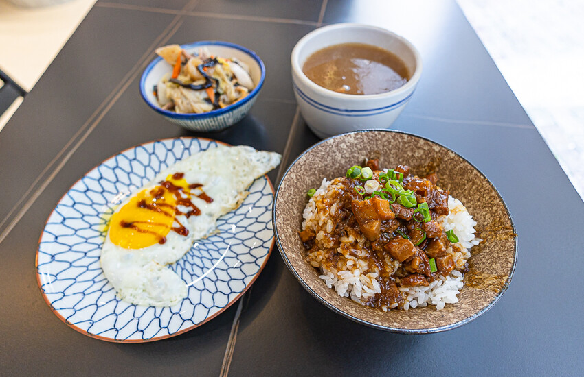 可挑戰全台最美的魯肉飯店，入口有夠神秘，也有許多特色湯品，十分特別又舒適具反差萌的特色小吃｜有魯肉
