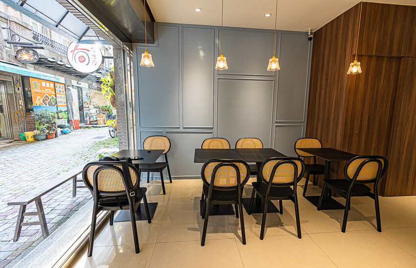 可挑戰全台最美的魯肉飯店，入口有夠神秘，也有許多特色湯品，十分特別又舒適具反差萌的特色小吃｜有魯肉