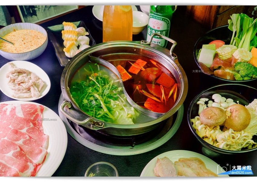 隱藏台北老公寓的人氣火鍋,香港私宅打邊爐,一鍋三吃,港式皮蛋湯居然變濃郁咖哩鍋,手工港式丸餃,感受詠香江風情！南京復興站火鍋推薦,台北長安東路美食推薦,台北港式火鍋推薦,台北鴛鴦麻辣鍋推薦,台北私廚火