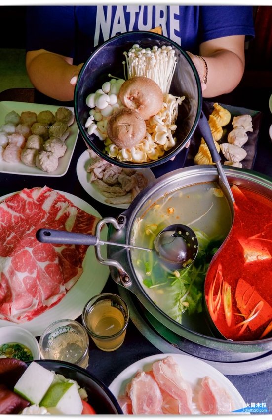 隱藏台北老公寓的人氣火鍋,香港私宅打邊爐,一鍋三吃,港式皮蛋湯居然變濃郁咖哩鍋,手工港式丸餃,感受詠香江風情！南京復興站火鍋推薦,台北長安東路美食推薦,台北港式火鍋推薦,台北鴛鴦麻辣鍋推薦,台北私廚火