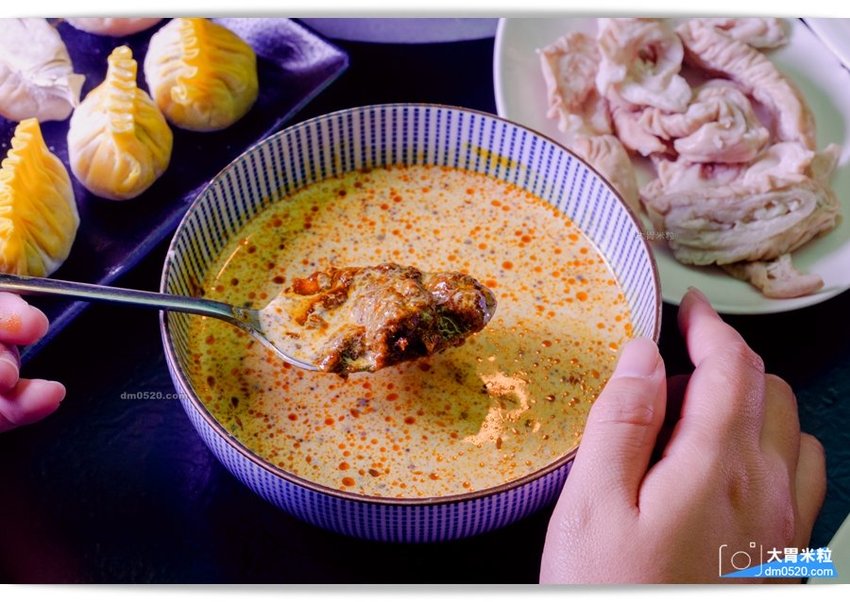 隱藏台北老公寓的人氣火鍋,香港私宅打邊爐,一鍋三吃,港式皮蛋湯居然變濃郁咖哩鍋,手工港式丸餃,感受詠香江風情！南京復興站火鍋推薦,台北長安東路美食推薦,台北港式火鍋推薦,台北鴛鴦麻辣鍋推薦,台北私廚火