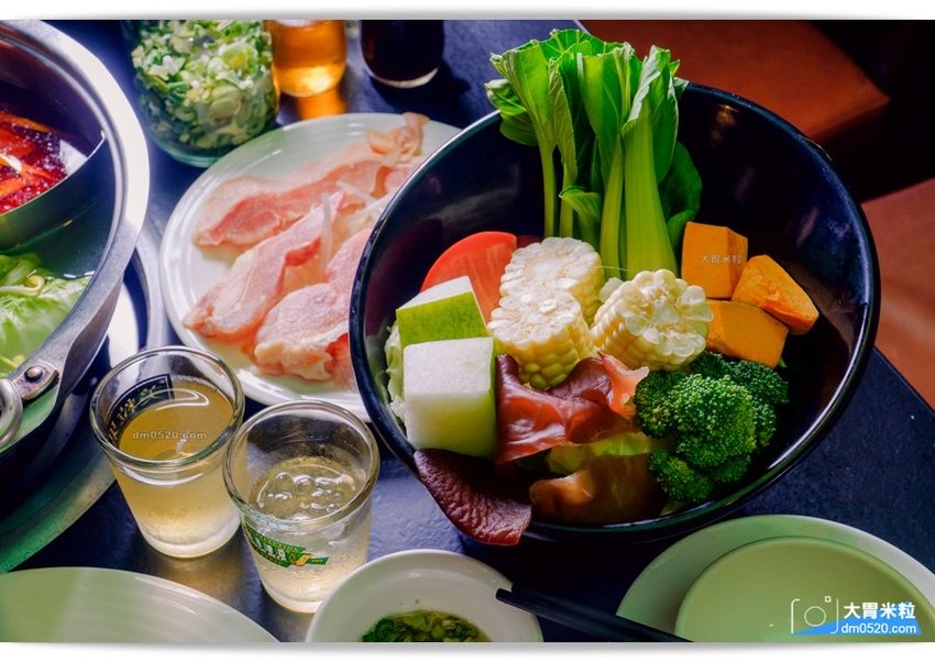 隱藏台北老公寓的人氣火鍋,香港私宅打邊爐,一鍋三吃,港式皮蛋湯居然變濃郁咖哩鍋,手工港式丸餃,感受詠香江風情！南京復興站火鍋推薦,台北長安東路美食推薦,台北港式火鍋推薦,台北鴛鴦麻辣鍋推薦,台北私廚火