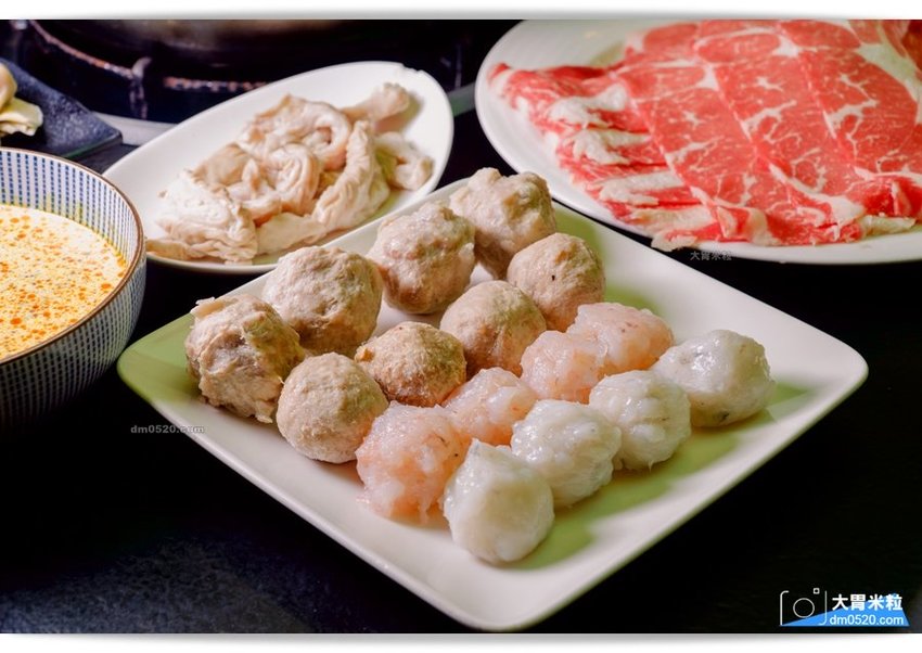 隱藏台北老公寓的人氣火鍋,香港私宅打邊爐,一鍋三吃,港式皮蛋湯居然變濃郁咖哩鍋,手工港式丸餃,感受詠香江風情！南京復興站火鍋推薦,台北長安東路美食推薦,台北港式火鍋推薦,台北鴛鴦麻辣鍋推薦,台北私廚火