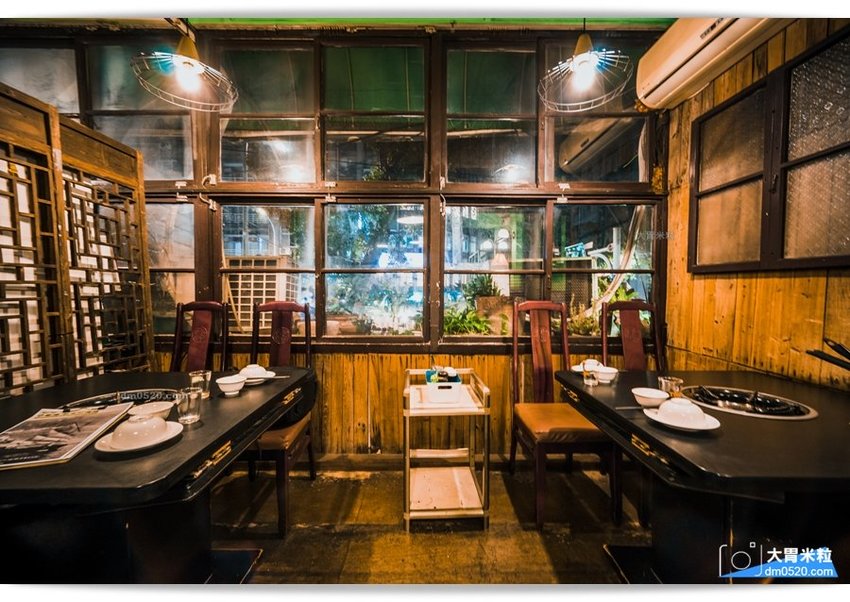 隱藏台北老公寓的人氣火鍋,香港私宅打邊爐,一鍋三吃,港式皮蛋湯居然變濃郁咖哩鍋,手工港式丸餃,感受詠香江風情！南京復興站火鍋推薦,台北長安東路美食推薦,台北港式火鍋推薦,台北鴛鴦麻辣鍋推薦,台北私廚火