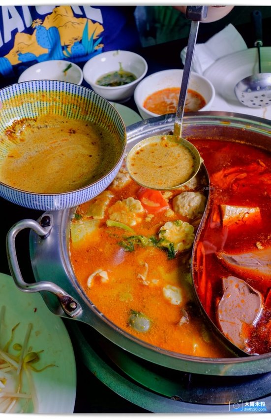 隱藏台北老公寓的人氣火鍋,香港私宅打邊爐,一鍋三吃,港式皮蛋湯居然變濃郁咖哩鍋,手工港式丸餃,感受詠香江風情！南京復興站火鍋推薦,台北長安東路美食推薦,台北港式火鍋推薦,台北鴛鴦麻辣鍋推薦,台北私廚火