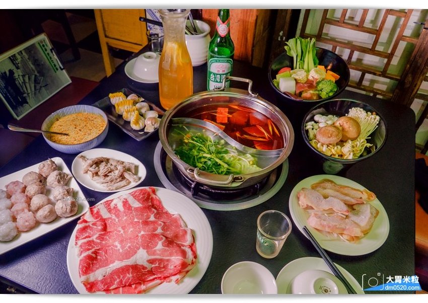 隱藏台北老公寓的人氣火鍋,香港私宅打邊爐,一鍋三吃,港式皮蛋湯居然變濃郁咖哩鍋,手工港式丸餃,感受詠香江風情！南京復興站火鍋推薦,台北長安東路美食推薦,台北港式火鍋推薦,台北鴛鴦麻辣鍋推薦,台北私廚火